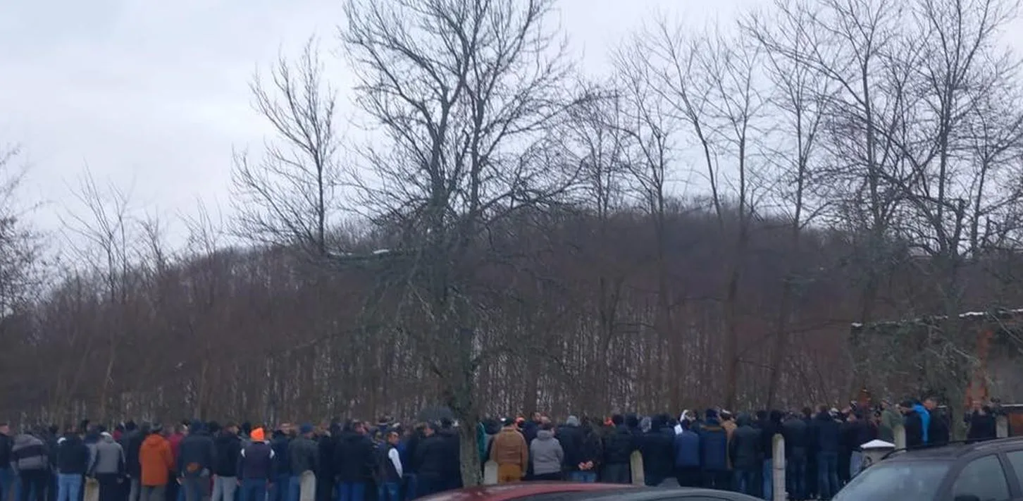 Hiljade ljudi na dženazama u Kamenici i Motovu kod Križevića i ispraćaju prerano preminulim Ramizu Hrnjiću i Alji Mumić (FOTO)