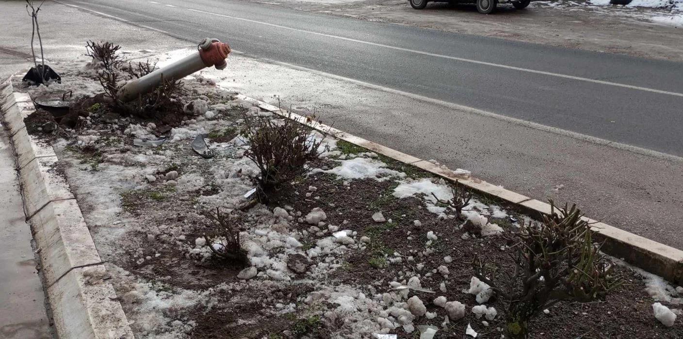 Automobilom sletio sa magistralnog puta Zvornik-Tuza i napravio štetu na benzinskoj pumpi (FOTO)