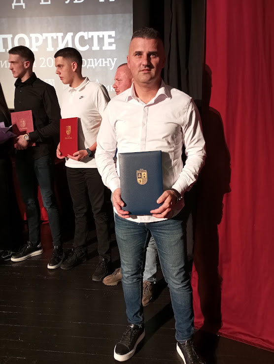 https://zvornicki.ba/policija-pronasla-ukradeni-autombil-u-vlasenici/