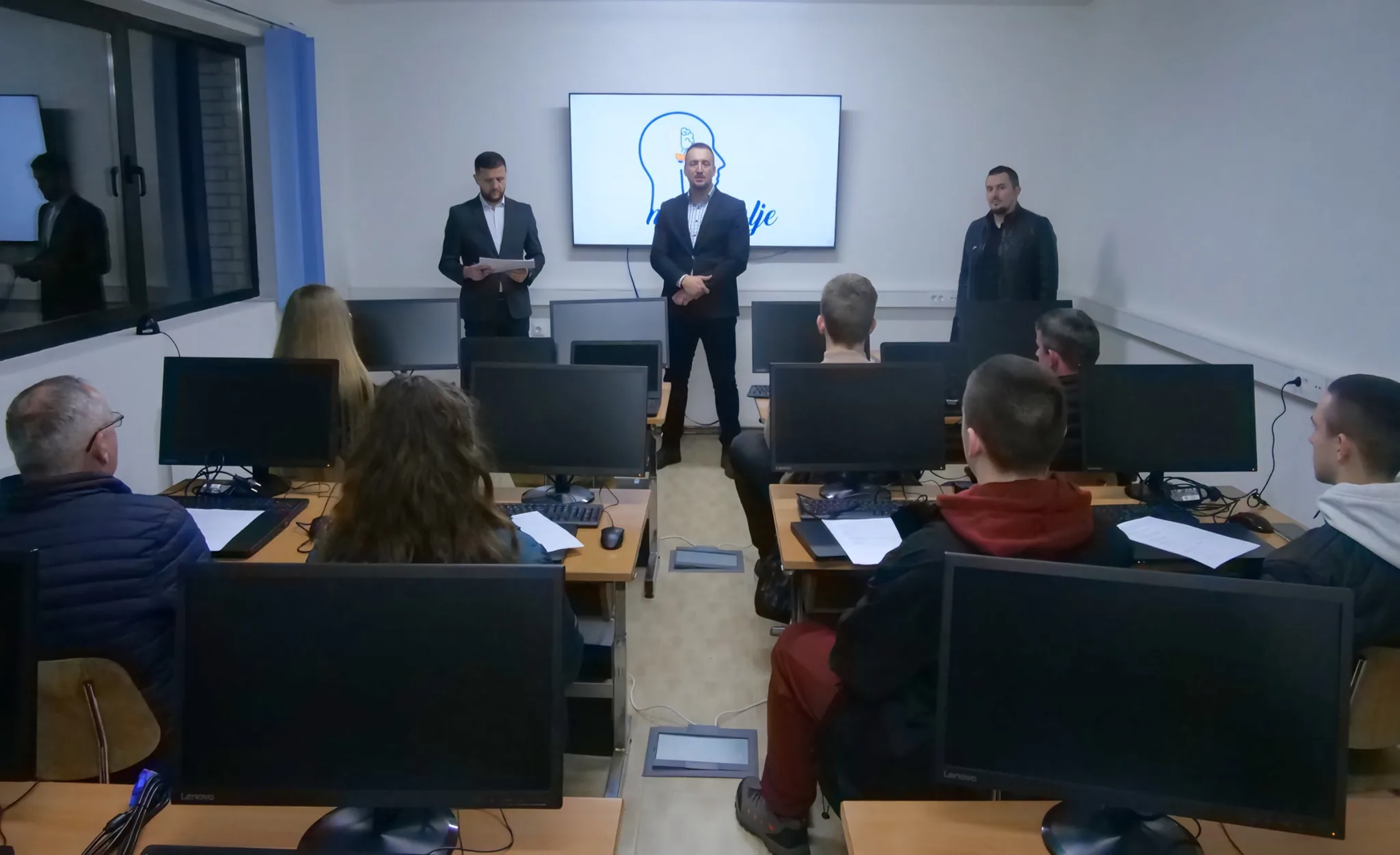 Dodjeljeno 12 laptopa za mlade Kalesije, Osmaka i Zvornika (FOTO)
