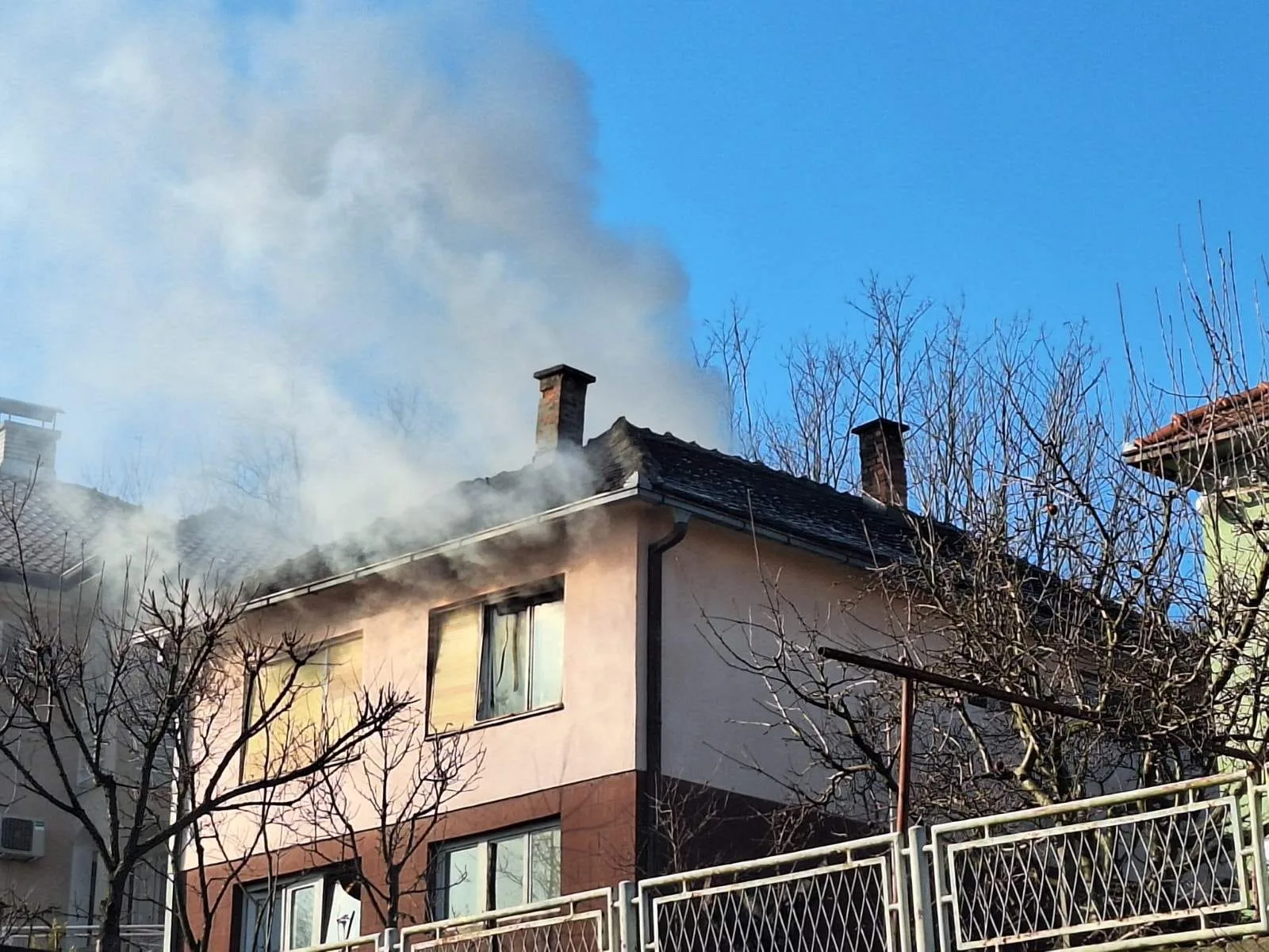 Požar na porodičnom domu u lozničkom naselju Krajišnici (FOTO)