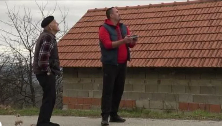 Pogledajte kako reaguje 92-godišnji Šefo iz Samara kada se susretne sa dronom prvi put u životu (VIDEO)