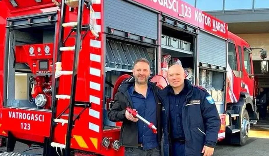 Braća kupila vatrogasno vozilo svom gradu od domaće kompanije iz Živinica