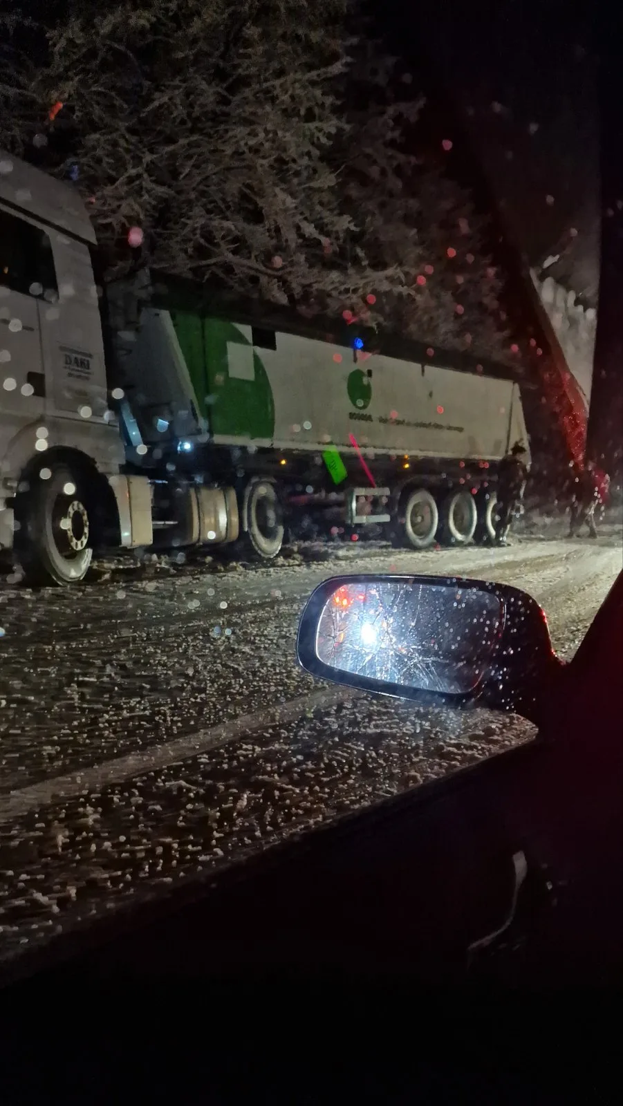 Kamion sletio s puta na Crnom Vrhu i otežao odvijanje saobraćaja (FOTO)