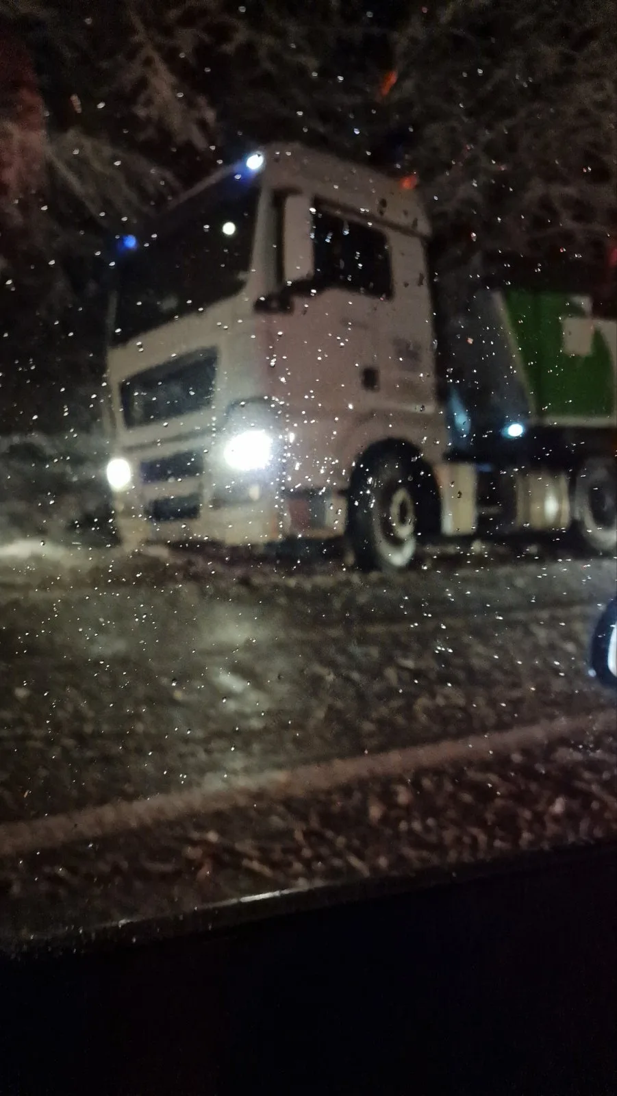 Kamion sletio s puta na Crnom Vrhu i otežao odvijanje saobraćaja (FOTO)