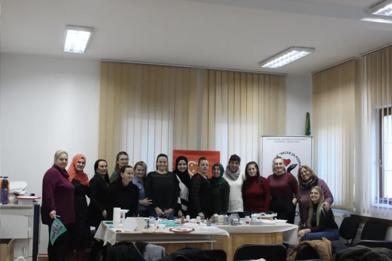 Više od dvadeset žena prisustvovalo radionici "Dekupaž tehnika" održanoj u Zvorniku (FOTO)