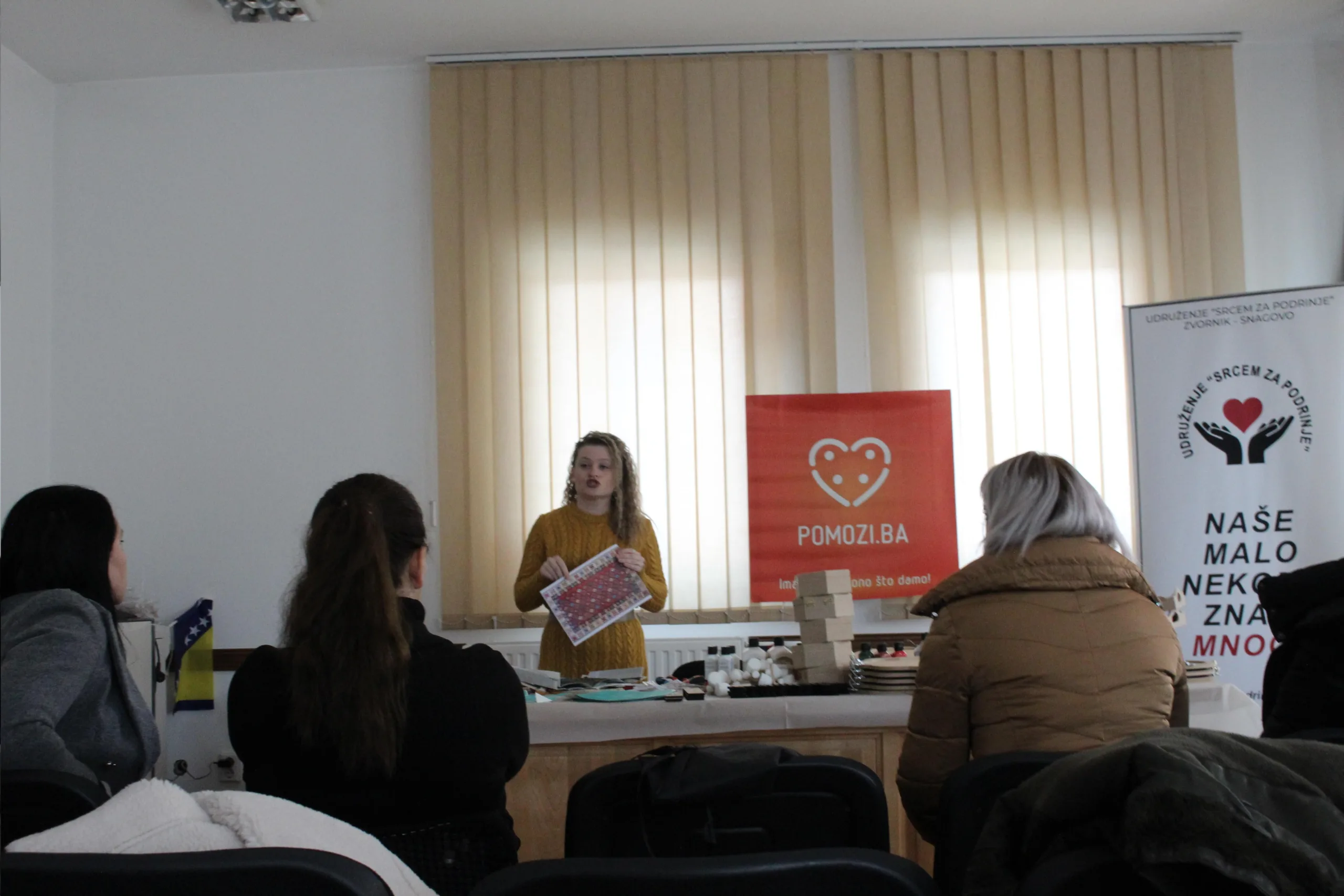 Više od dvadeset žena prisustvovalo radionici "Dekupaž tehnika" održanoj u Zvorniku (FOTO)