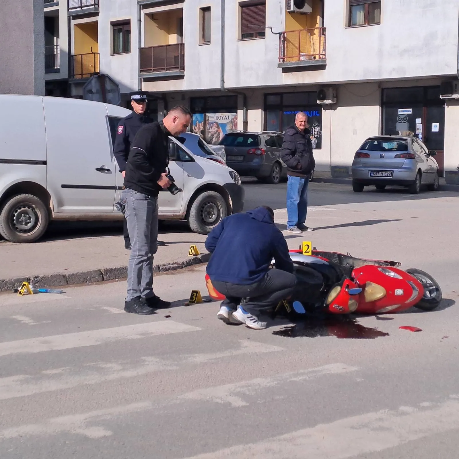 Motociklista povrijeđen u saobraćajnoj nezgodi, završio u JZU "Bolnica" Zvornik (FOTO)