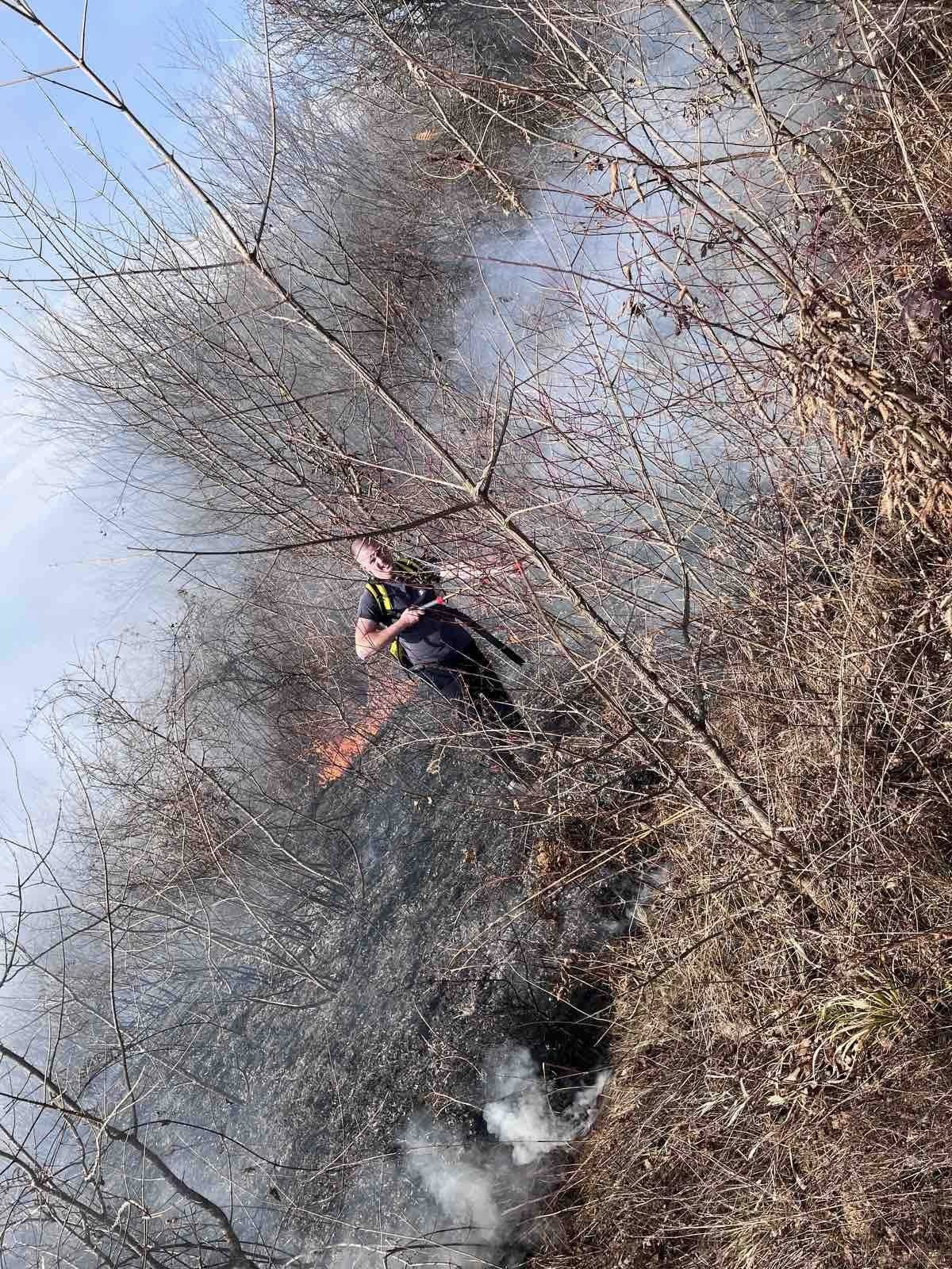 Požari bukte Podrinje, prethodnog dana vatrogasci gasili u nekoliko naselja na području Zvornika i Bratunca (FOTO)