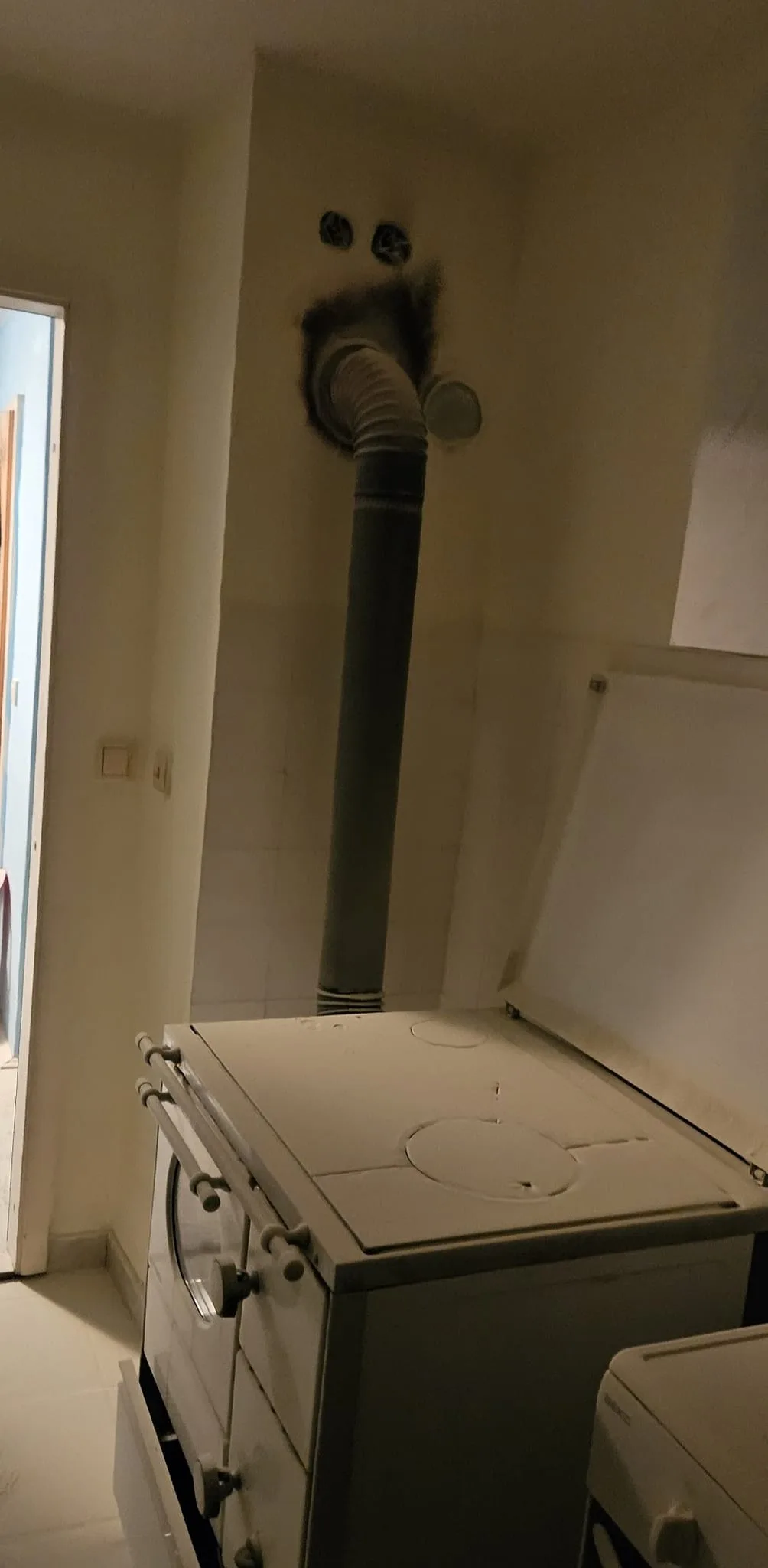 Vatrogasci isprzanili kompletnu zgradu u Bratunucu zbog velike količine dima (FOTO)