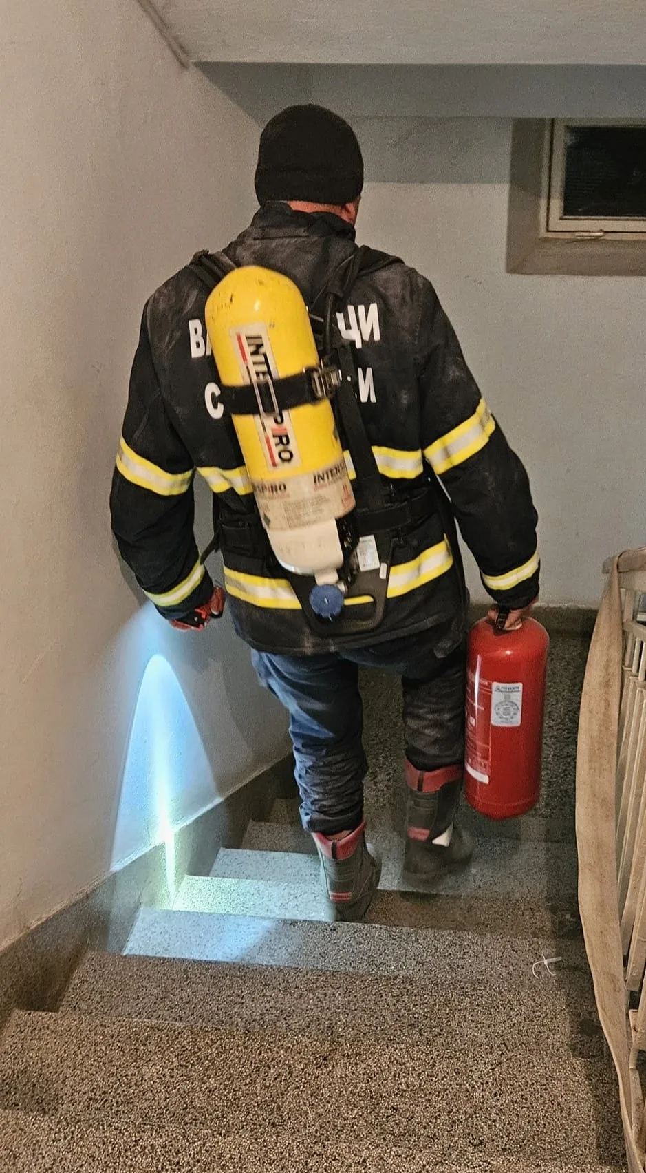 Vatrogasci isprzanili kompletnu zgradu u Bratunucu zbog velike količine dima (FOTO)