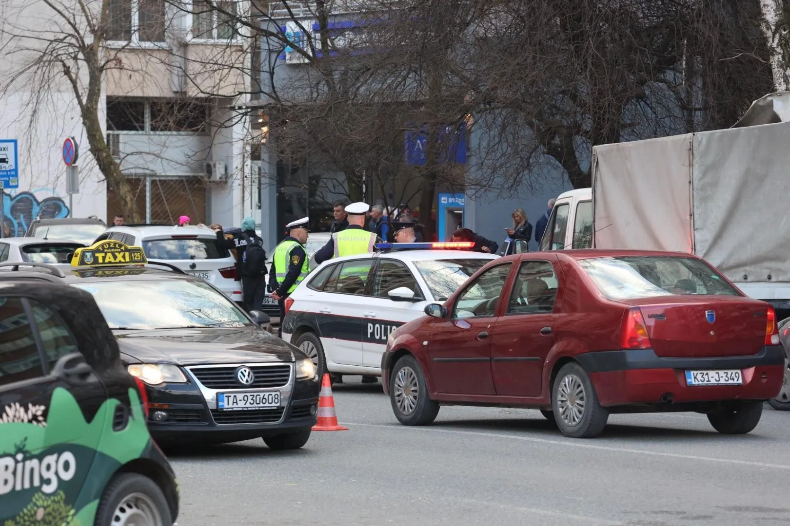 Automobilom se zabio u policijsku patrolu, pa pokušao pobjeći, nakon potjere uhapšen (FOTO)