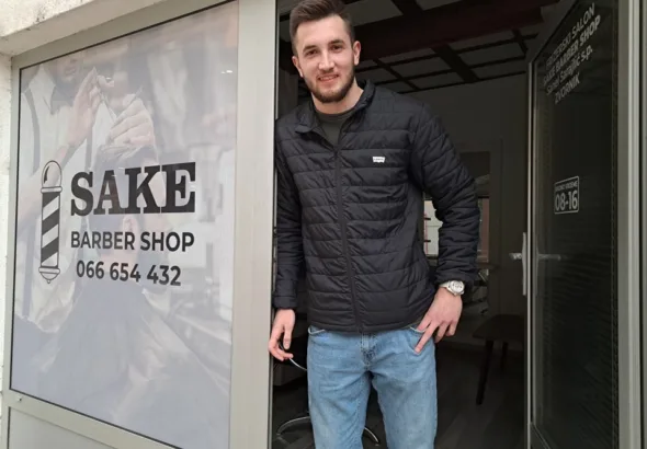 Ovog petka u Zvorniku sa radom počinje frizerski salon za muškarce "Sake", frizer Sanel Sarajlić učio zanat od najboljih
