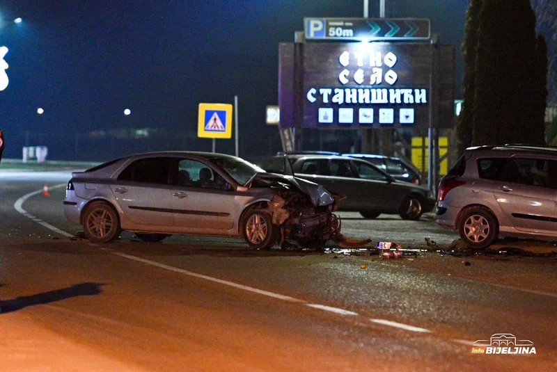 Otac i dvoje djece povrijeđeni u direktno sudaru kod Bijeljine (VIDEO + FOTO)