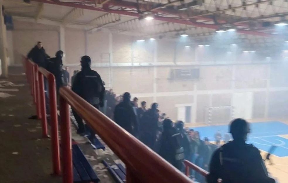 Tuča na utakmici u Bijeljini, povrijeđeni završili u bolnici, među povrijeđenim i rukometaš (VIDEO)