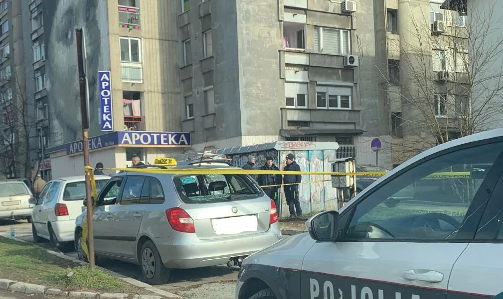 Nakon saobraćajne nezgode žena palicom razlupala taksi vozilo, dva lica završila u Hitnoj pomoći (FOTO)