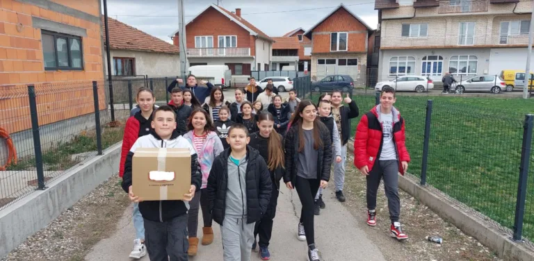 Učenici osnovne i srednje škole realizovali zajedničku humanitarnu akciju za svoje komšije (FOTO)