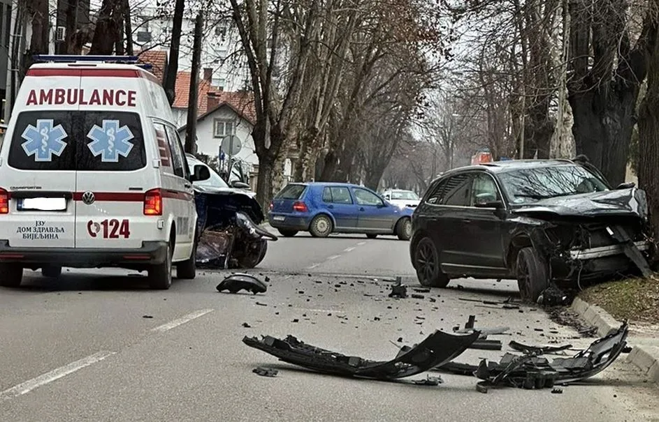 Jedno lice završilo u bolnici nakon direktnog sudara u Bijeljini (FOTO)