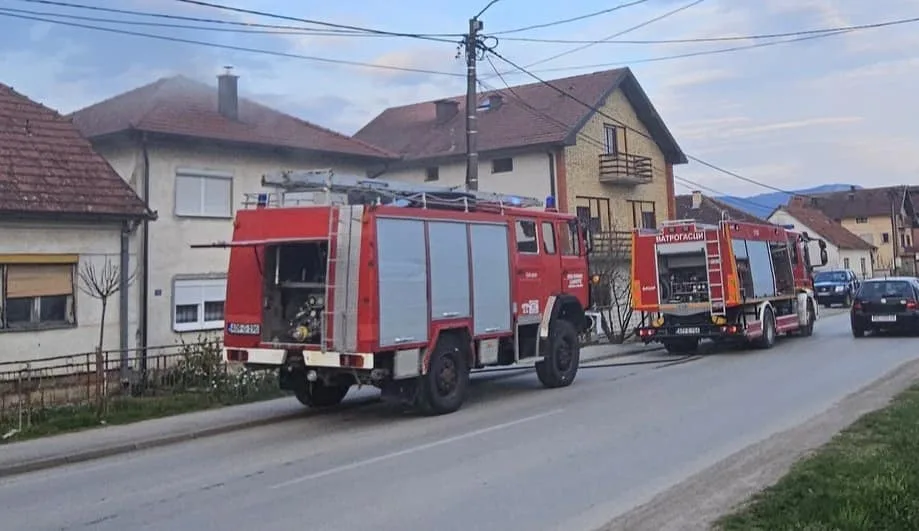 Požar u centru Bratunca, vatra zahvatila krov porodične kuće (FOTO)