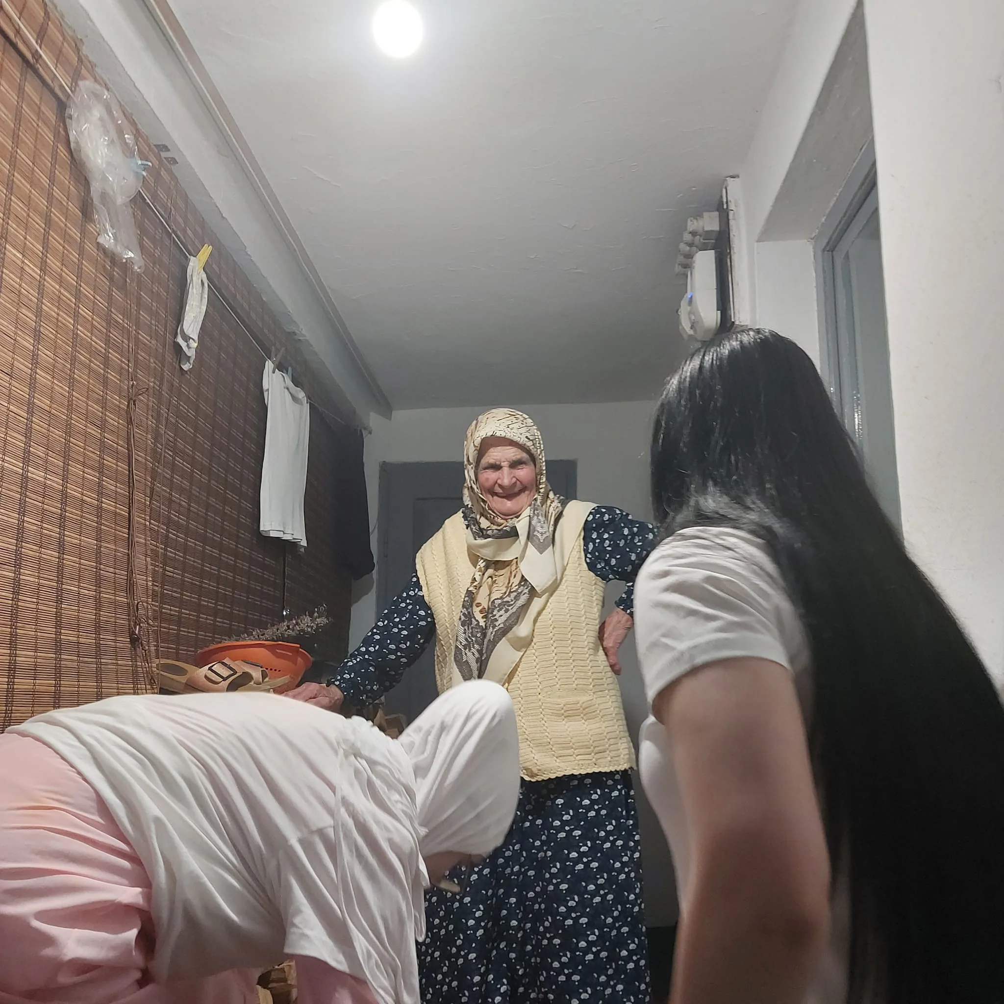 Mlade Zvorničanke posjetile nanu Zilhu za njen 88.rođendan i priredile joj zajednički iftar (FOTO)