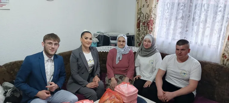 Mladi okupljeni oko Udruženja ''Sinovi Podrinja'' posjetili 78-godišnju nanu Hamidu Subašić u Potočanima i zajedno iftarili (FOTO)