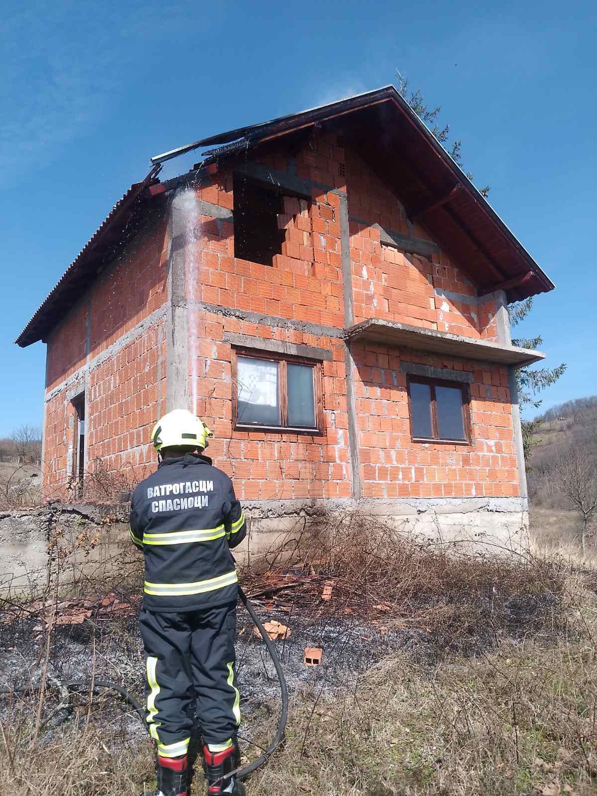 Krčio i spaljivao korov pa zapalio kuću u Glogovi kod Bratunca (FOTO)