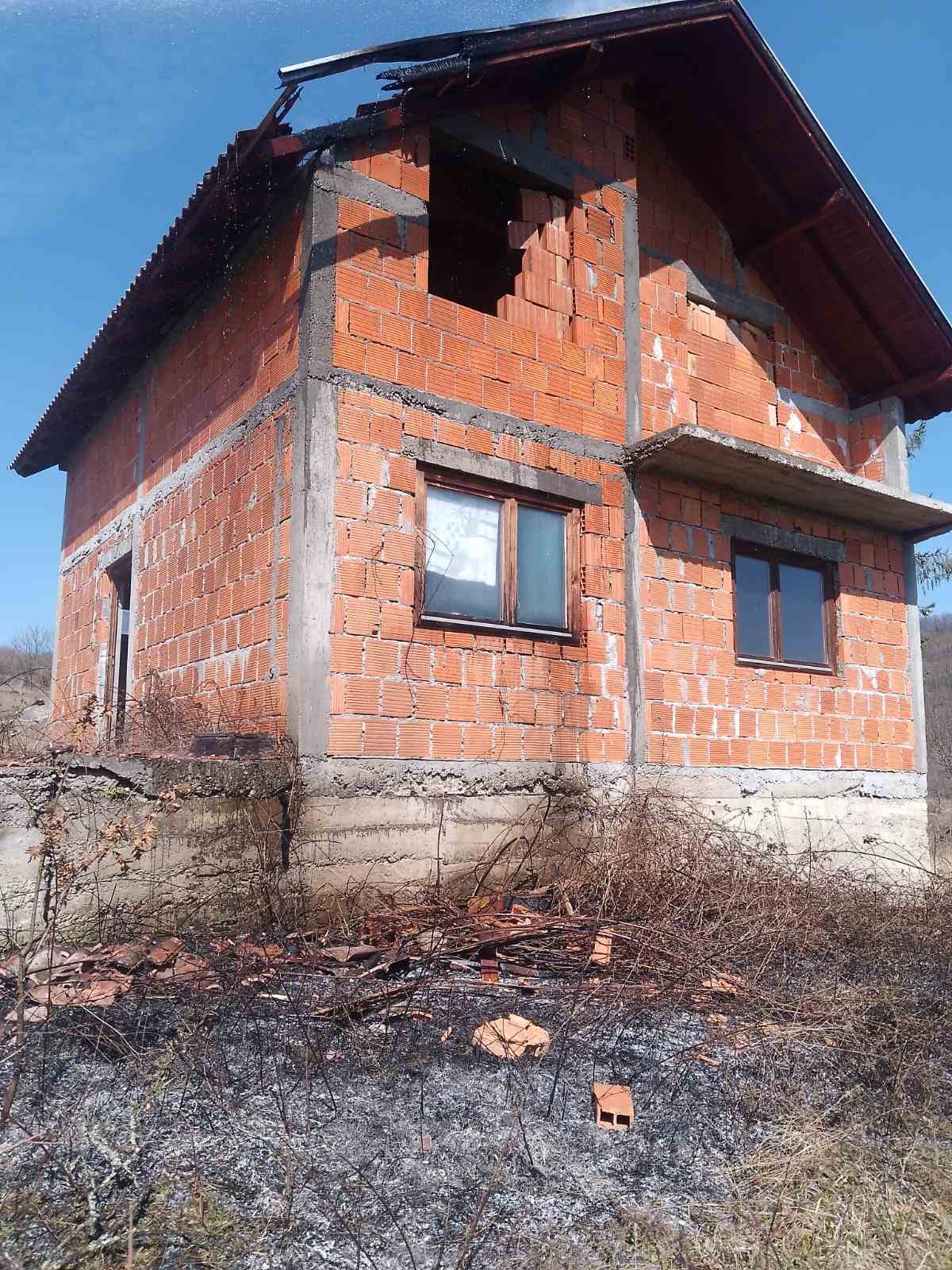 Krčio i spaljivao korov pa zapalio kuću u Glogovi kod Bratunca (FOTO)