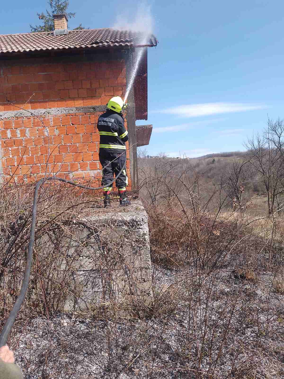 Krčio i spaljivao korov pa zapalio kuću u Glogovi kod Bratunca (FOTO)