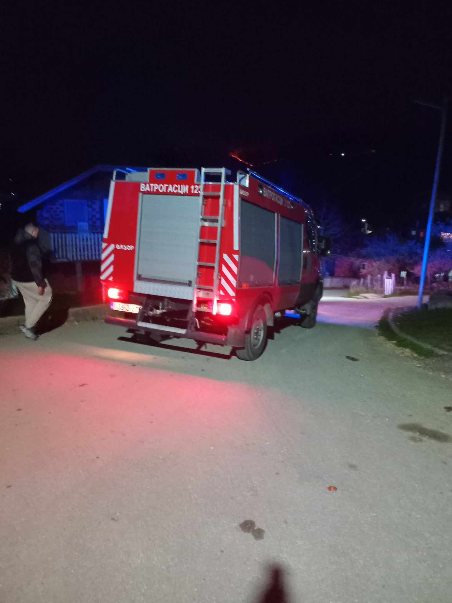 Požar na granici Zvornika i Sapne aktivirao eksplozije četiri mine u blizini zvorničkog naselja (FOTO)