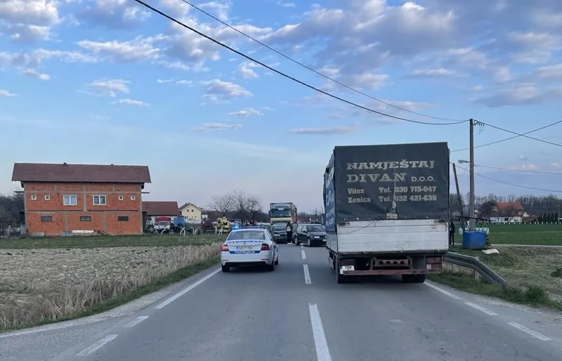 Tri vozila učestvovala u saobraćajnoj nezgodi kod Bijeljine (FOTO)