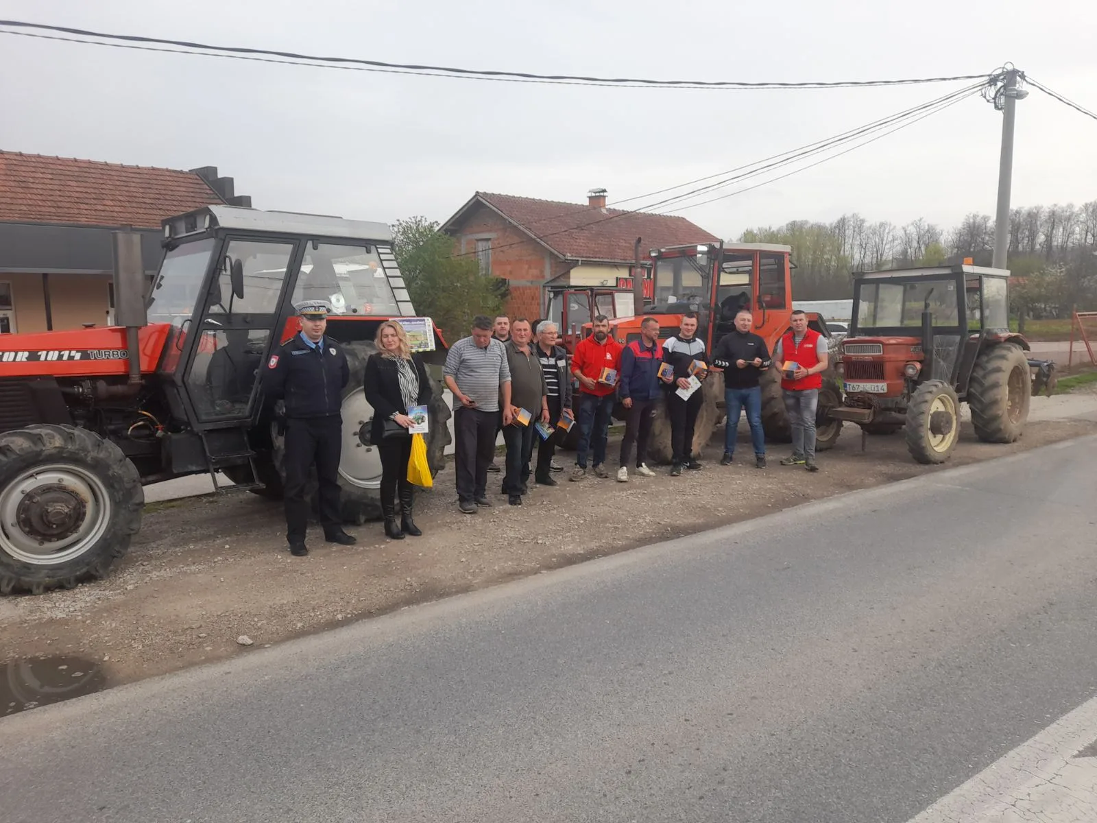 Policijski službenici Zvornika u sprovođenju kampanje „Osvjetlaj obraz, domaćine! Označi traktor žutim rotacionim svjetlom“