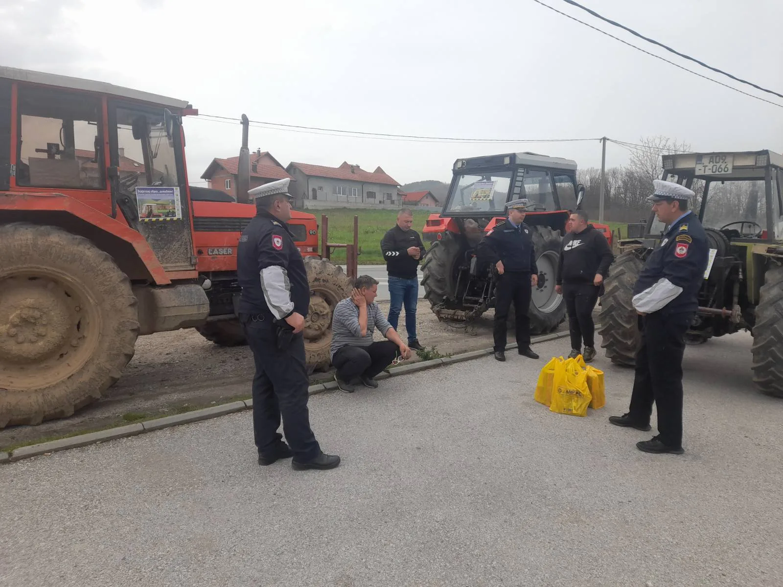 Policijski službenici Zvornika u sprovođenju kampanje „Osvjetlaj obraz, domaćine! Označi traktor žutim rotacionim svjetlom“