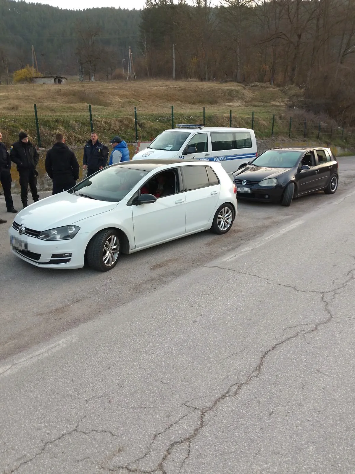Graničari spriječili krijumčarenje preko Drine, u tri automobila pronađeno 11 migranata (FOTO)