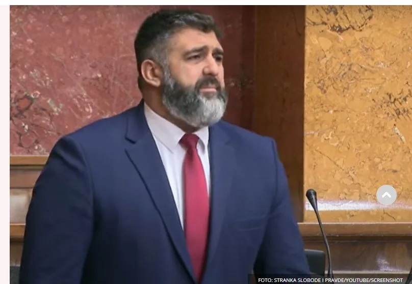 Poslanik u Skupštini Srbije Đorđo Đorđić, uputio je otvoreno pismo: Kako građanin Zvornika može da zna da li je u Sremskoj Mitrovici ili Novom Sadu potrebna kanalizacija!?