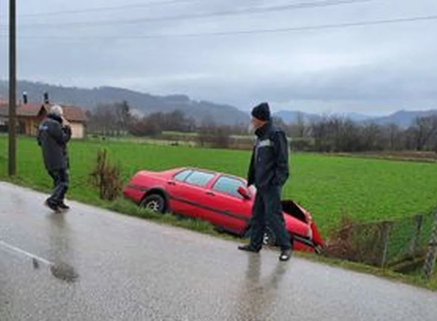 Automobil sletio sa ragionalnog puta Zvornik-Sapna (FOTO)