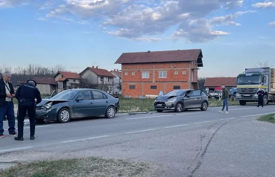 Tri vozila učestvovala u saobraćajnoj nezgodi kod Bijeljine (FOTO)