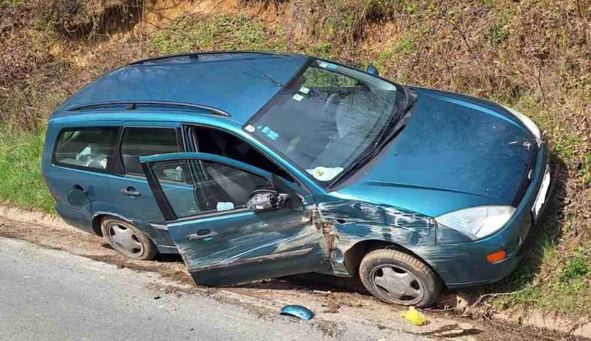 Vatrogasci pomagali da se iz slupanog automobila izvuče povrijeđeno lice nakon slijetanja automobila s puta u Hranči kod Bratunca (FOTO)