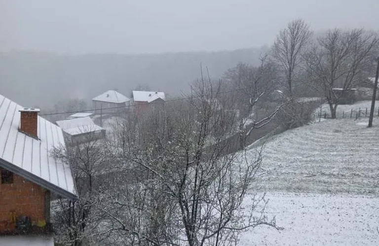 Snijeg ''zabijelio'' i Zvornik, do kraja marta temperature preko 30 stepeni (FOTO)