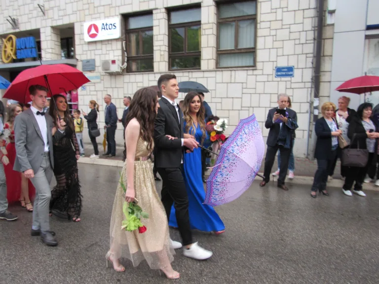 Danas defile maturanata, dodjela nagrada najboljim učenicima i proslava maturske večeri u Zvorniku