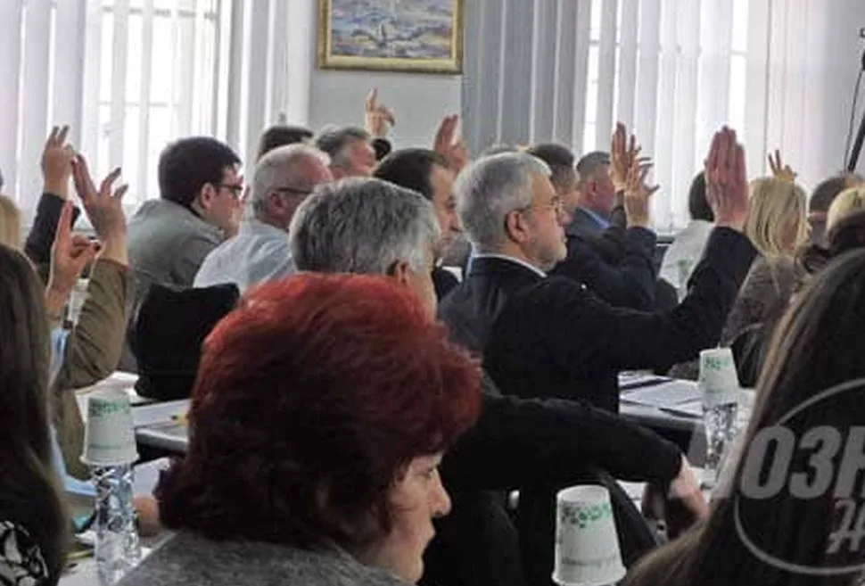 Dramatična sjednica Skupštine grada Loznice, nakon šest sati žustre rasprave na čelo grada ponovo izabran Vidoje Petrović