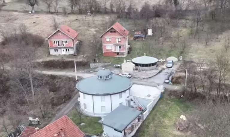 Pogledajte priču o čovjeku iz Podrinja koji je napravio okruglu kuću da mu žena ''ne dođe'' iza ćoška (VIDEO)