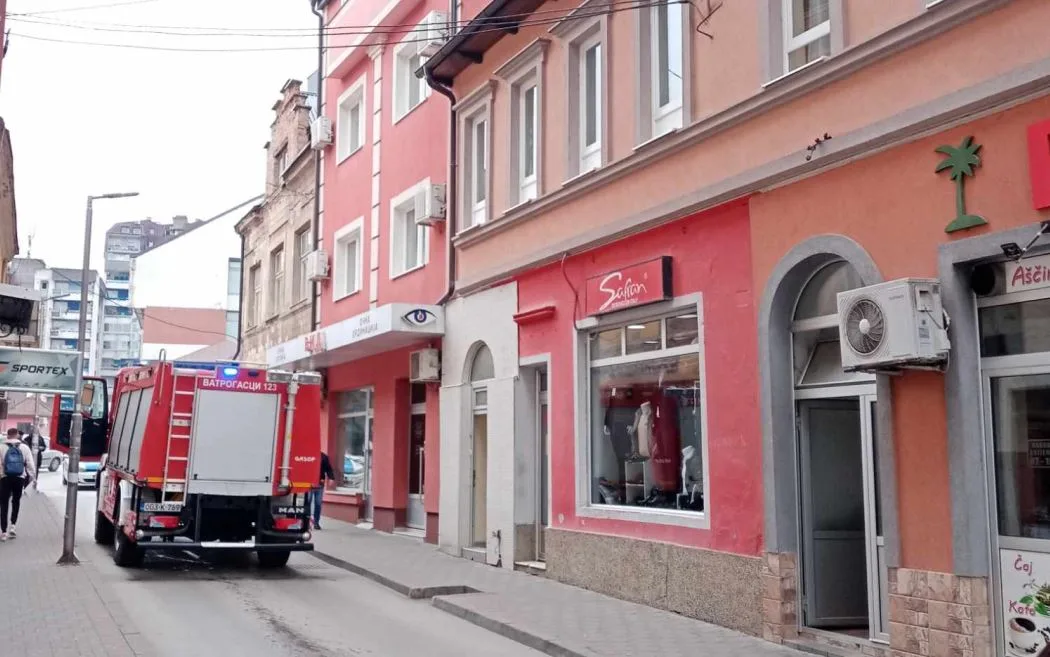 Požar u centru Zvornika, vatrogasna vozila gase vatru (VIDEO)