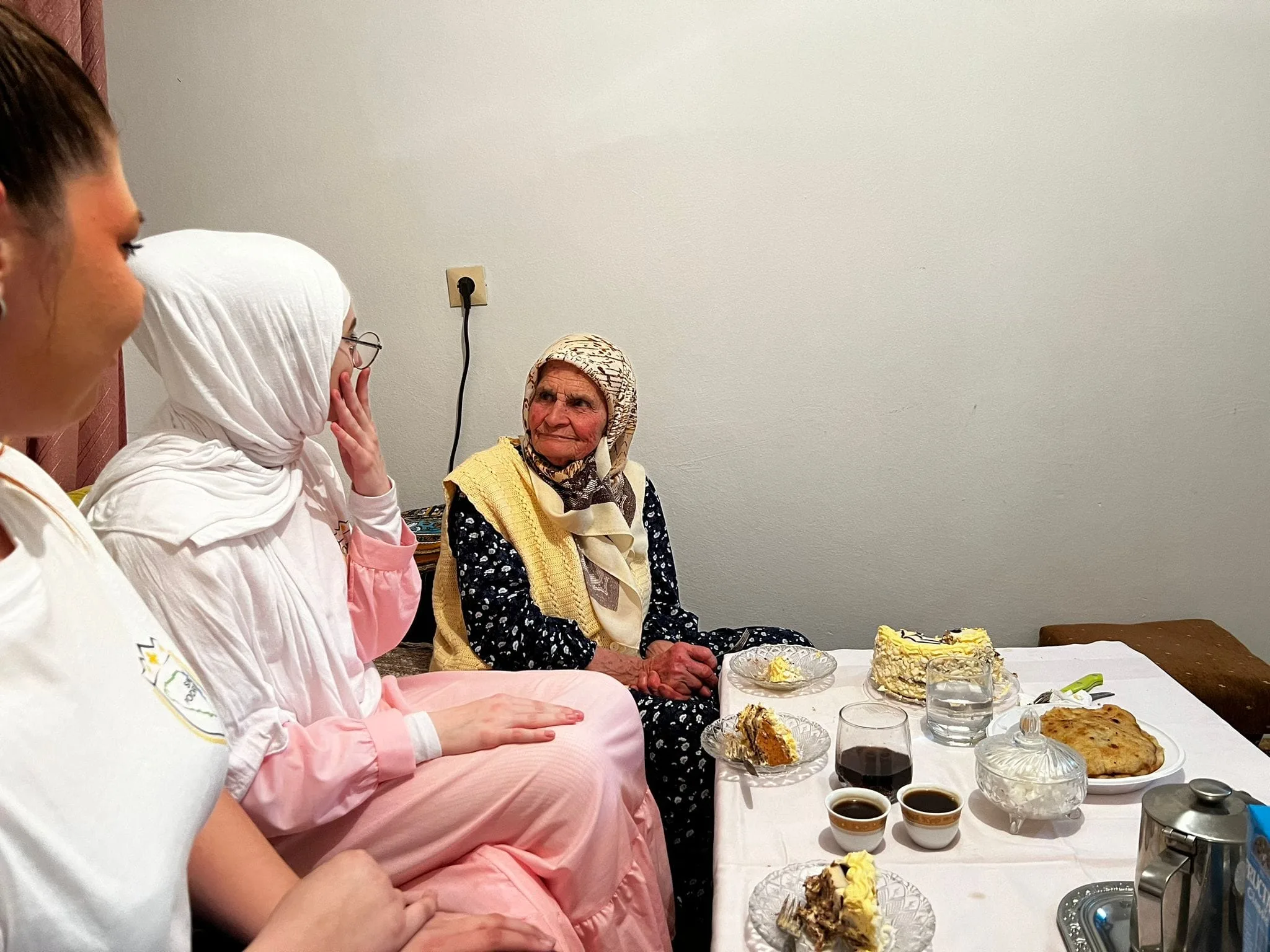 Mlade Zvorničanke posjetile nanu Zilhu za njen 88.rođendan i priredile joj zajednički iftar (FOTO)