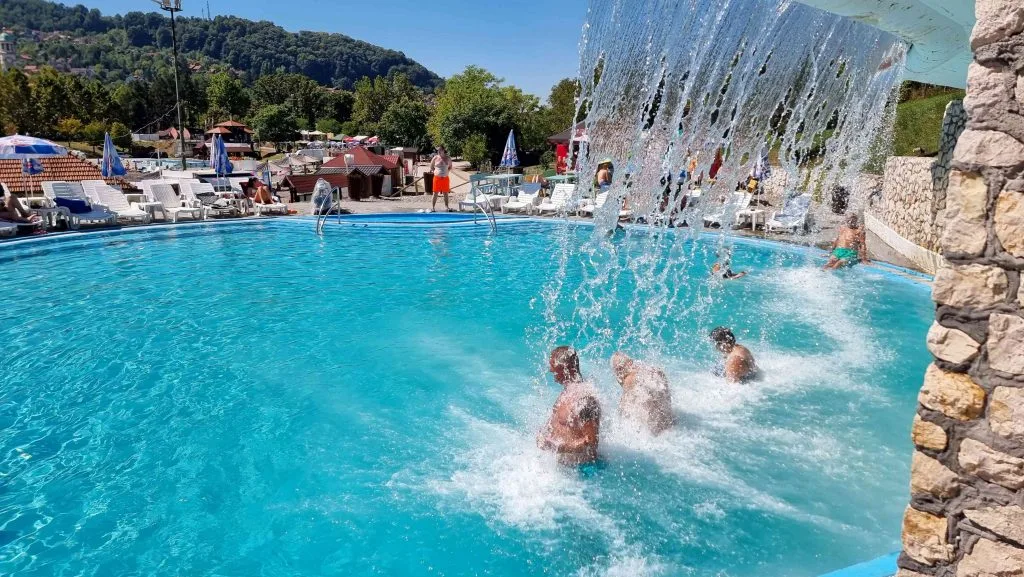 Atraktivna i ljekovita panonska jezera u Tuzli privlače turiste iz godine u godinu, očekuje se najbolja sezona ovog ljeta (FOTO)