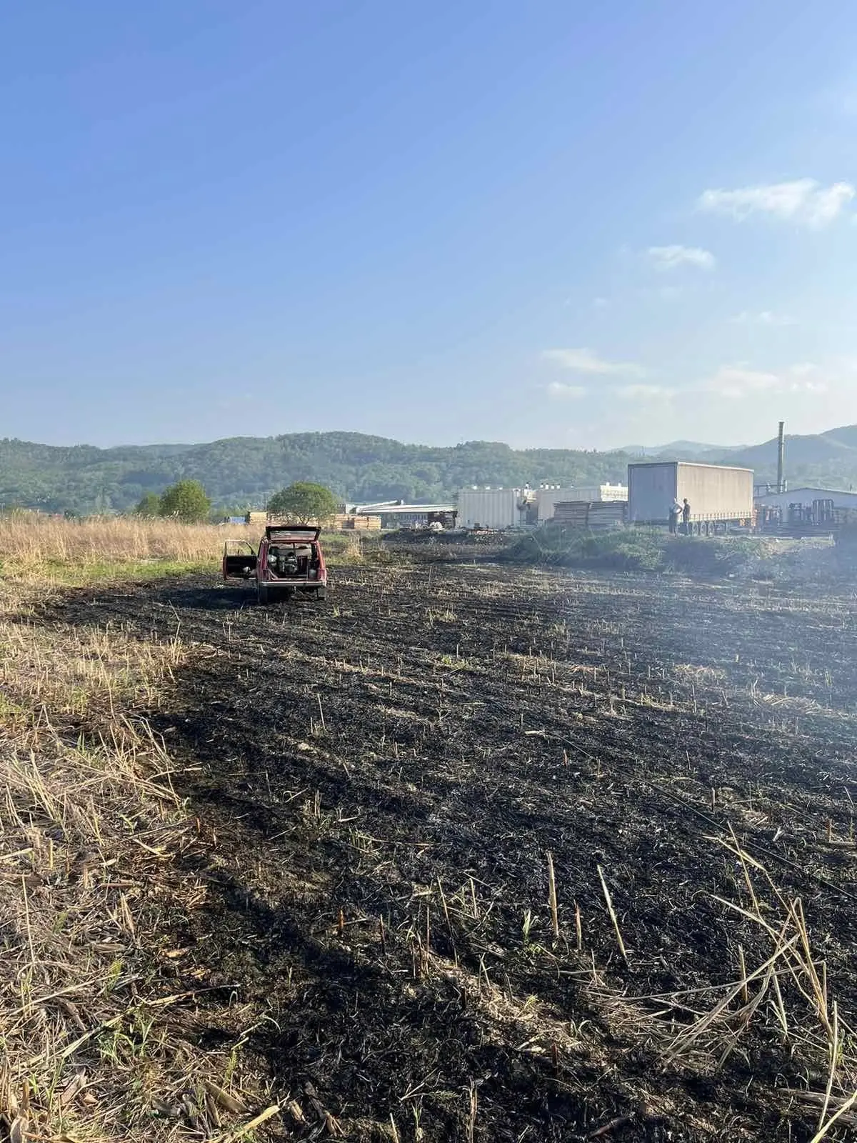 Neodgovrni pojedinci izazvali požar u blizini pilane, brza intervencija vatrogasaca spriječila katastrofu (FOTO)