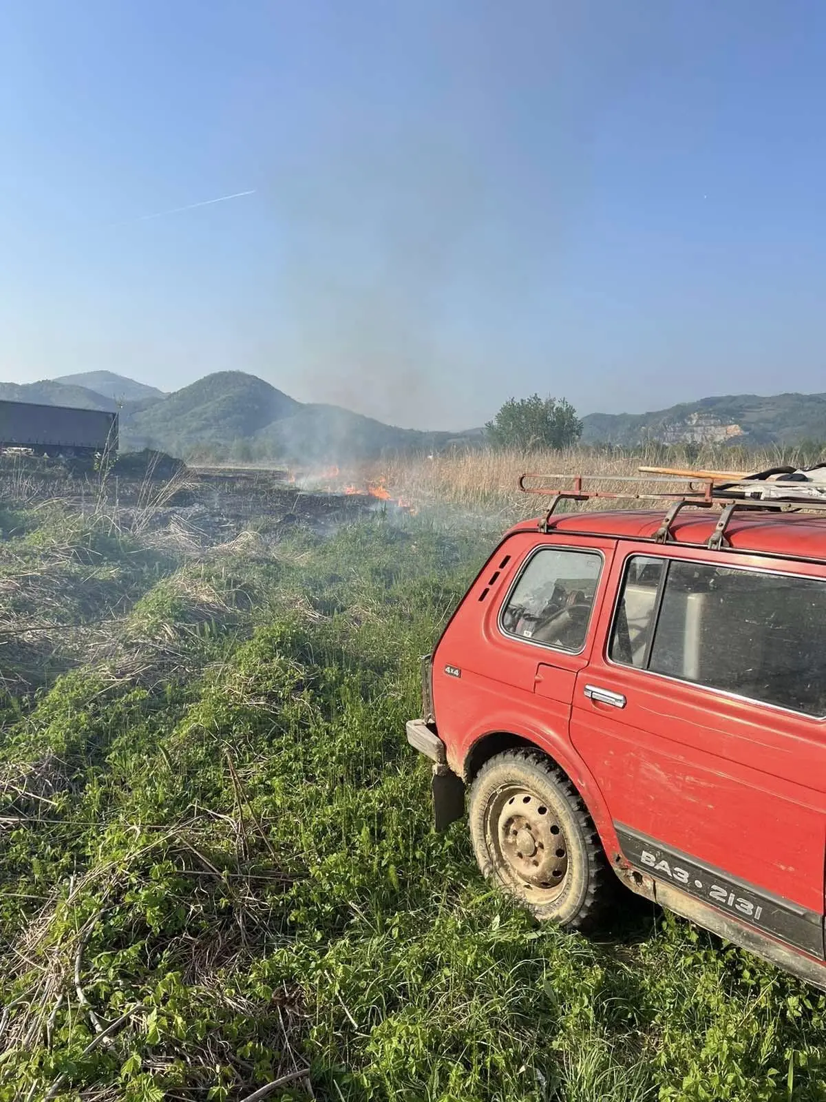 Neodgovrni pojedinci izazvali požar u blizini pilane, brza intervencija vatrogasaca spriječila katastrofu (FOTO)