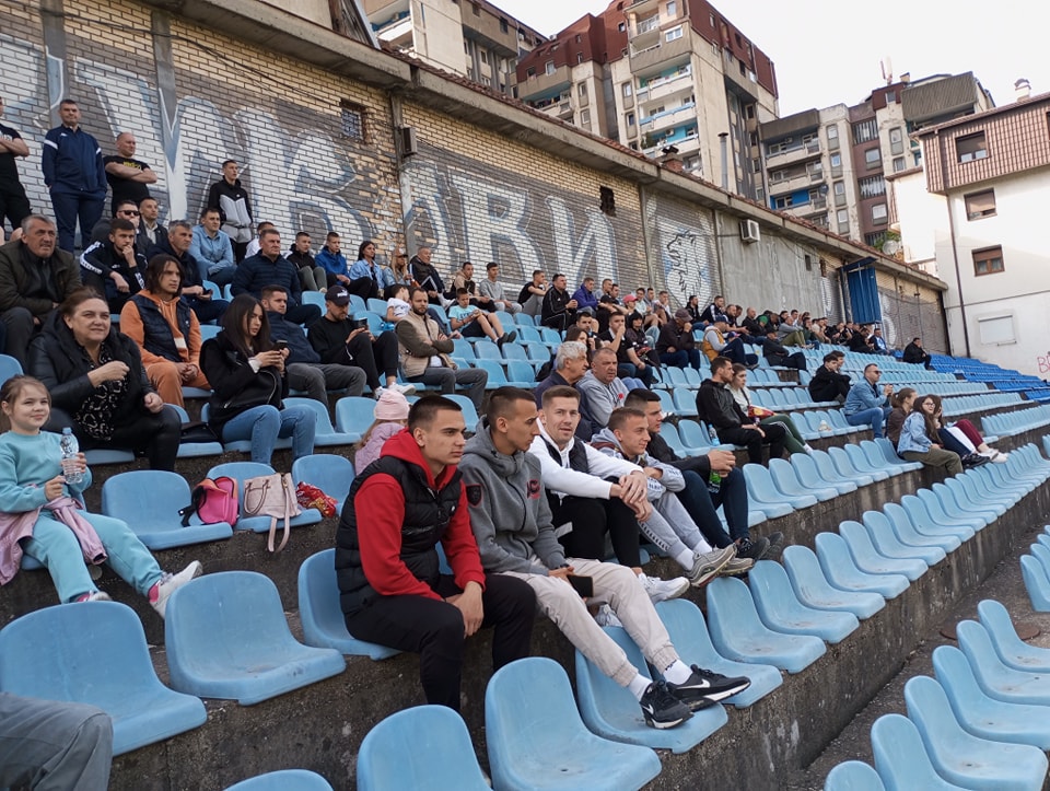 Fudbaleri Drine upisali pobjedu koja vodi u opstanak, najmlađim upornim navijačima podijeljeni šalovi Drine (FOTO)