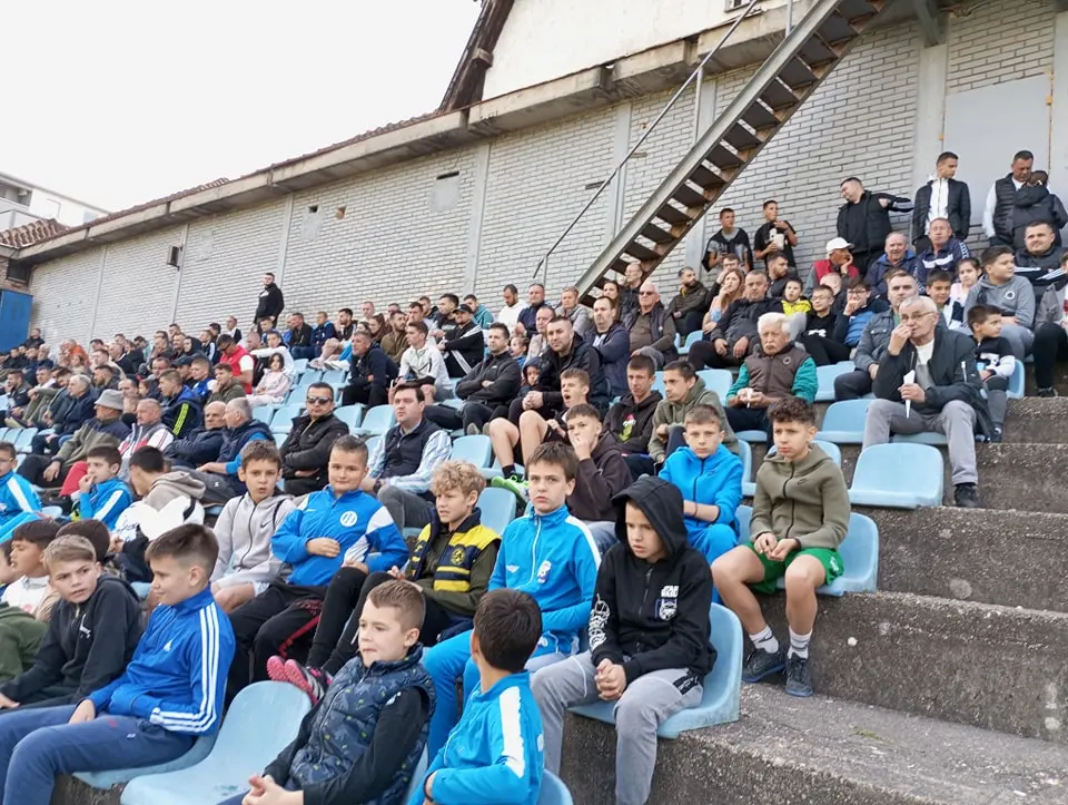 Fudbaleri Drine upisali pobjedu koja vodi u opstanak, najmlađim upornim navijačima podijeljeni šalovi Drine (FOTO)