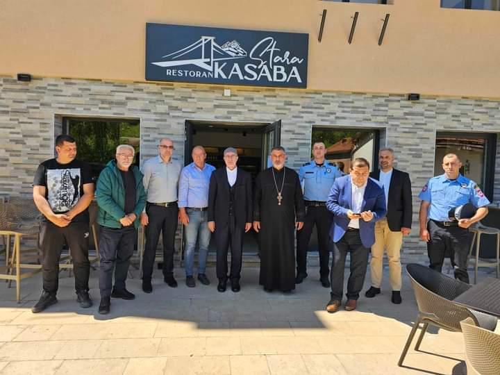 Muftija Tuzlanski Vahid ef. Fazlović i pravoslavni sveštenik Ljubiša Vujičić iz Milića simbolično podržali rad novootvorenog restorana Stara Kasaba (FOTO)