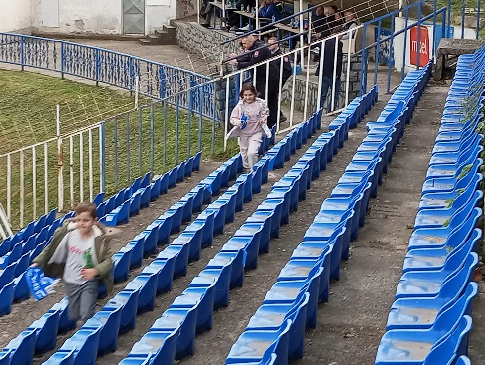 Fudbaleri Drine upisali pobjedu koja vodi u opstanak, najmlađim upornim navijačima podijeljeni šalovi Drine (FOTO)